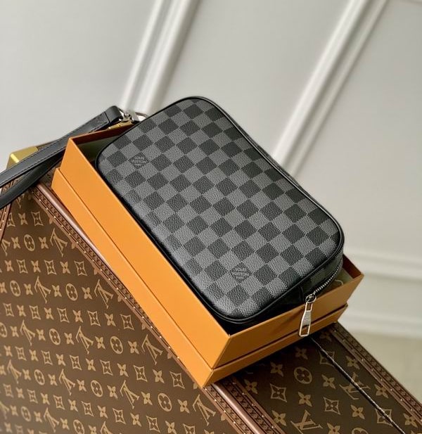 LV Pochette Kasai - Cliquez sur l'image pour la fermer