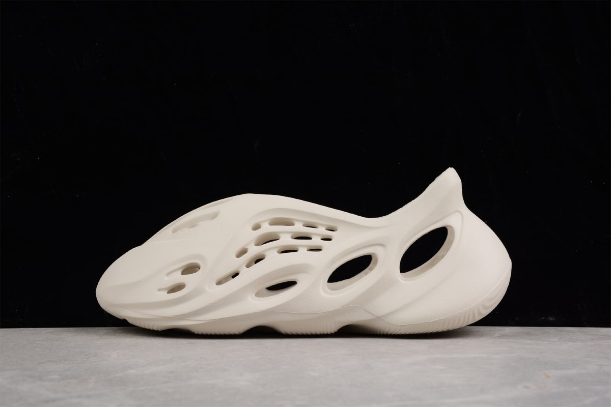 Yeezy Foam RNNR [X. 2] - Cliquez sur l'image pour la fermer