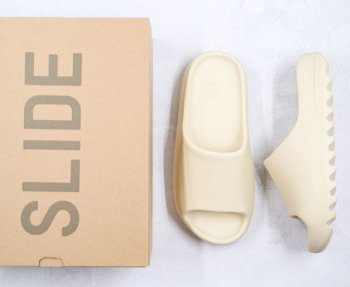 Yeezy Slide [X. 3]
